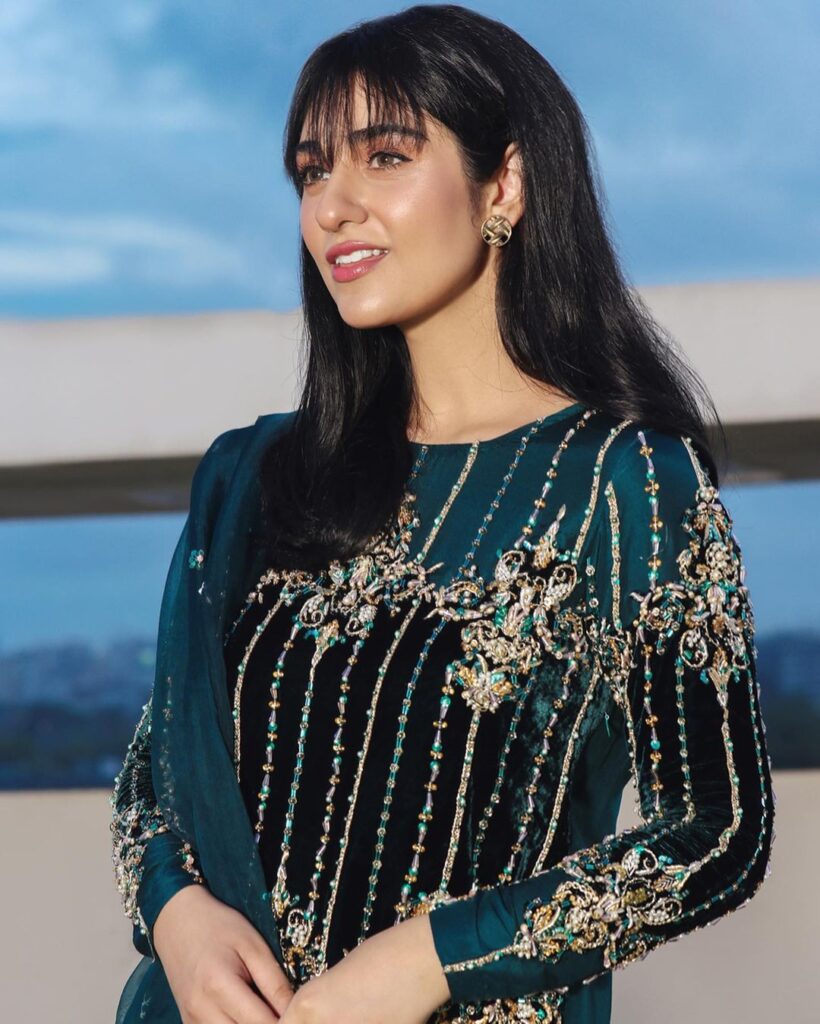 Pakistani actresses with their fringe Hairstyle looks!